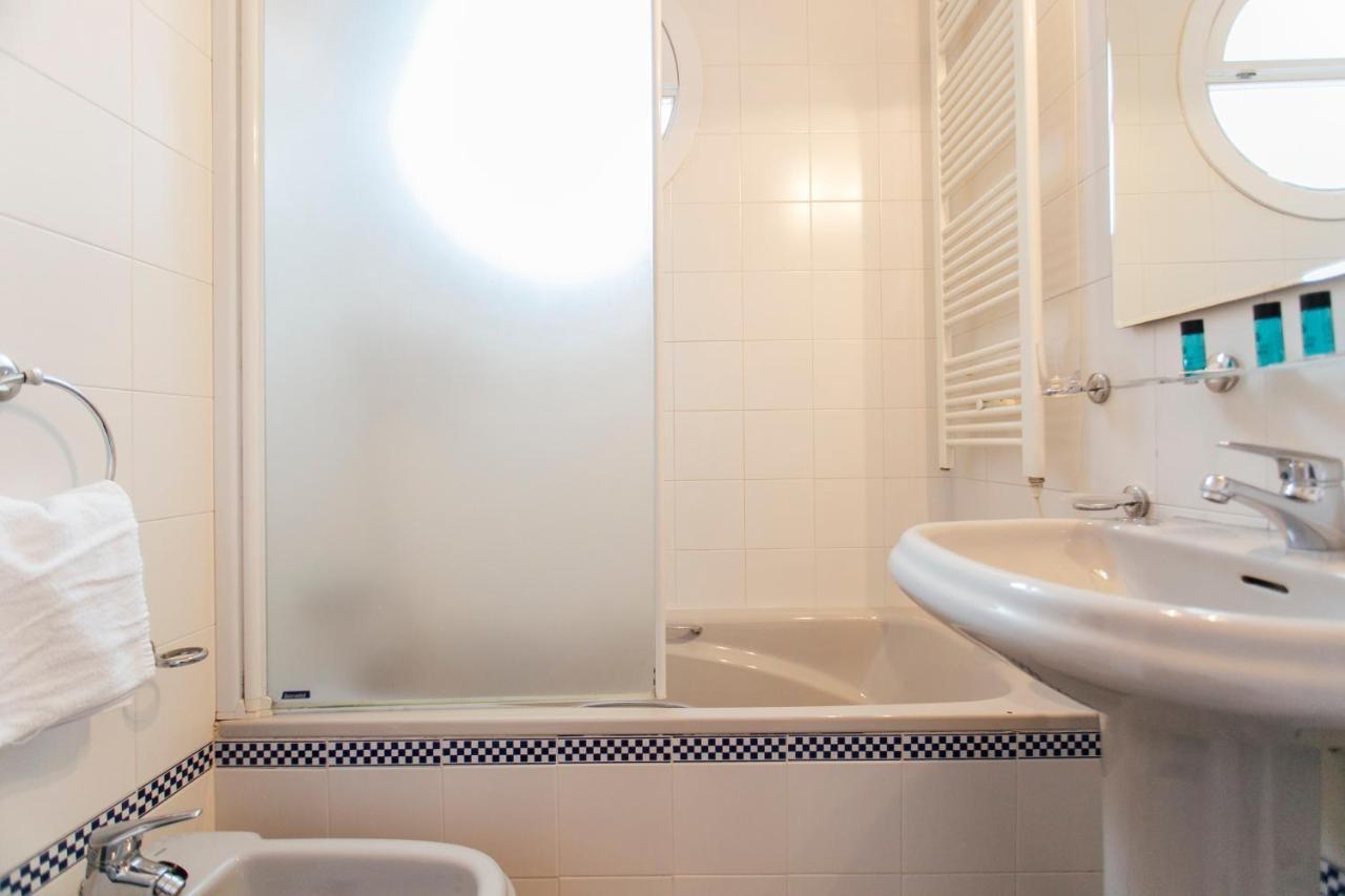 Wide With Terrace- 2bd 1bth- Santa Cruz Apartment